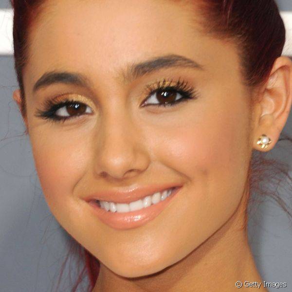 A sombra dourada foi um item bastante usado por Ariana Grande no começo da carreira e fez parte do look que a cantora usou no Grammy